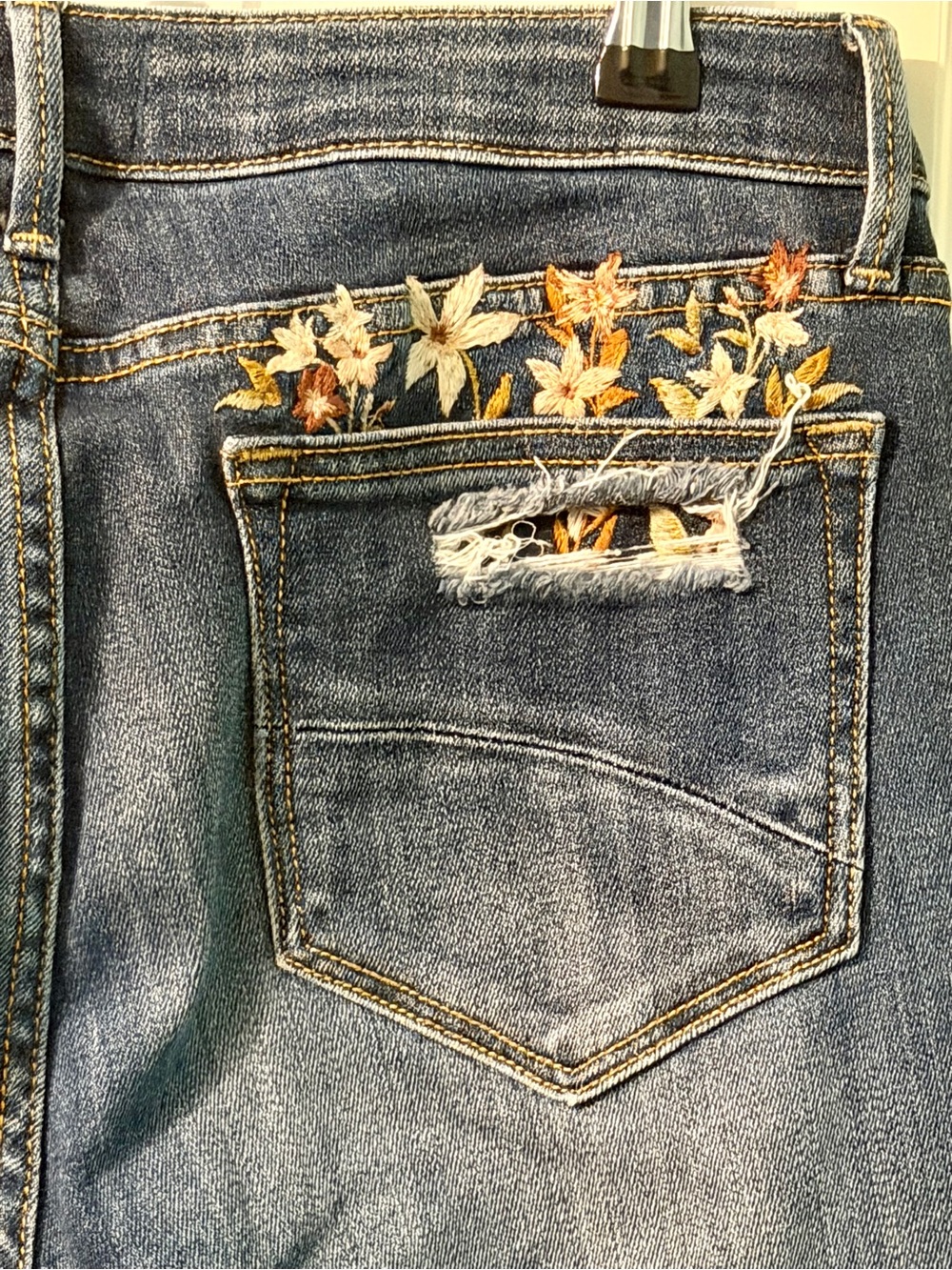 Driftwood Kelly Floral Embroidered Bootcut Jeans – Size 27